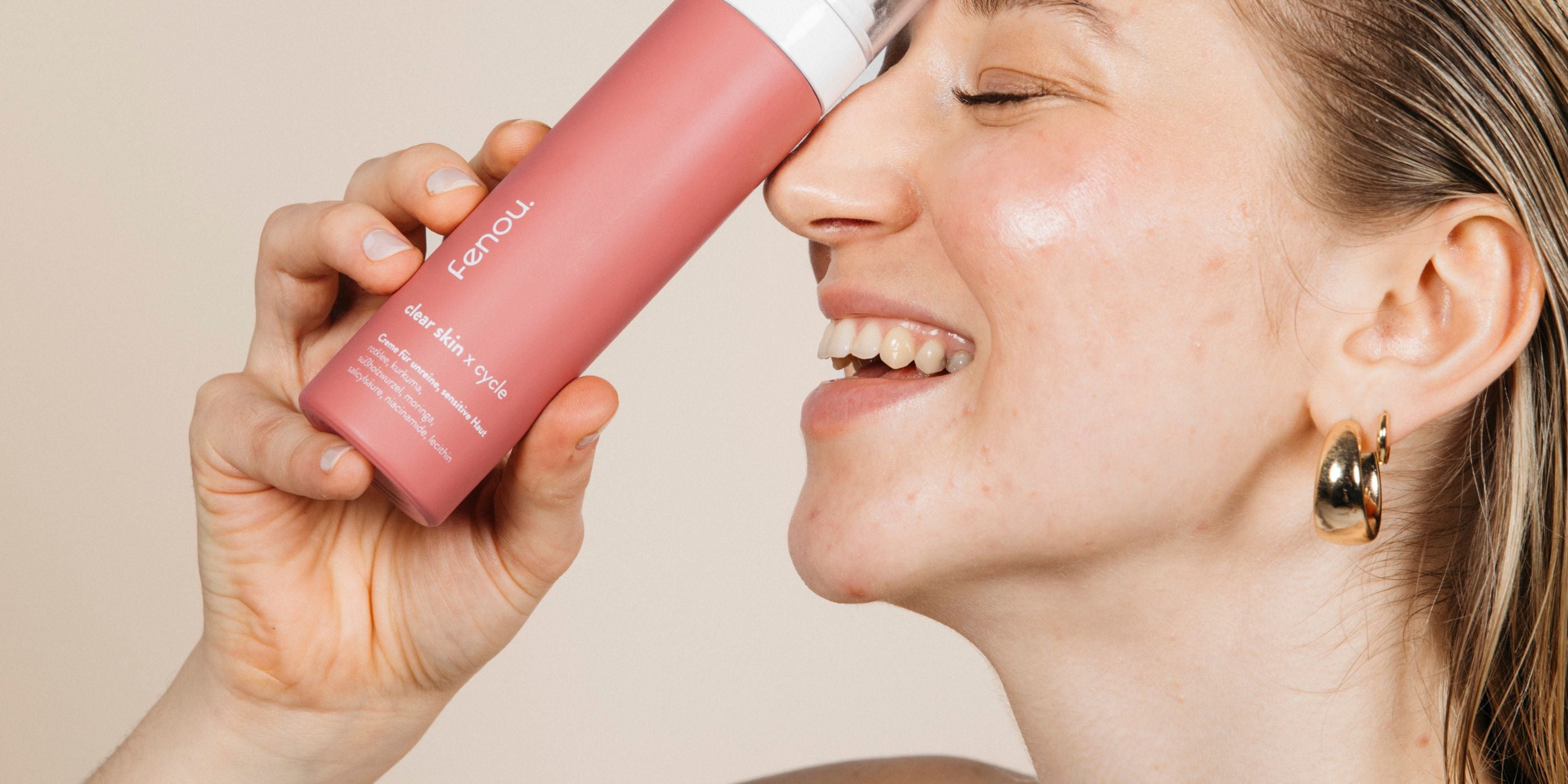 Seitenprofil einer weiblich gelesenen Person, die clear skin Foamer gegen ihr Gesicht lehnt