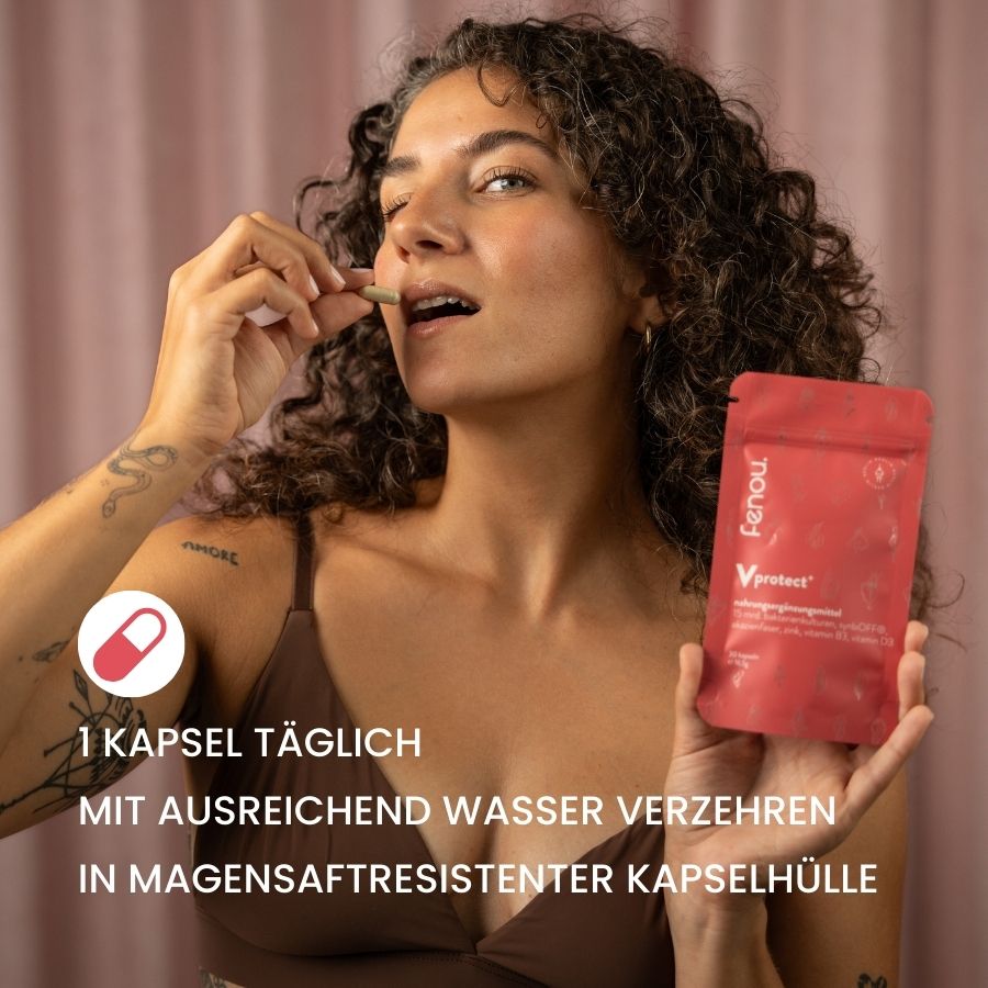 Verzehrempfehlung für fenou Vprotect plus, im Hintergrund hält eine weiblich gelesene Person einen Beutel Vprotect plus und führt eine Kapsel zum Mund